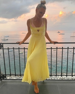 Molly Sims feet photo thumbnail