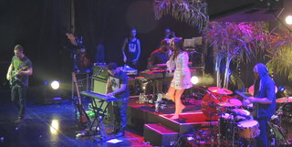 Lana Del Rey feet photo thumbnail