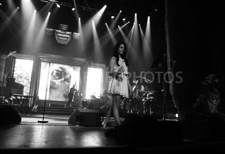 Lana Del Rey feet photo thumbnail