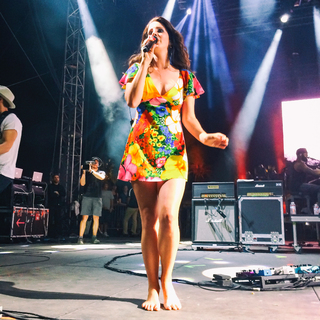Lana Del Rey feet photo thumbnail