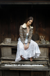 Lana Del Rey feet photo thumbnail