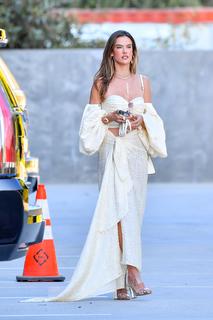 Alessandra Ambrosio feet photo thumbnail