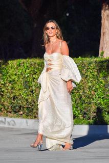 Alessandra Ambrosio feet photo thumbnail