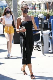 Alessandra Ambrosio feet photo thumbnail
