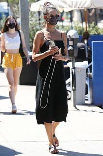 Alessandra Ambrosio feet photo thumbnail