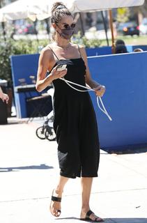 Alessandra Ambrosio feet photo thumbnail