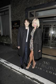 Denise Van Outen feet photo thumbnail