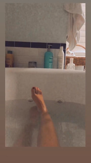 Angela Kinsey feet photo thumbnail