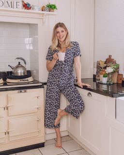 Ashley James feet photo thumbnail