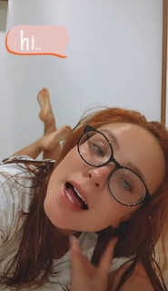 Larissa Manoela feet photo thumbnail