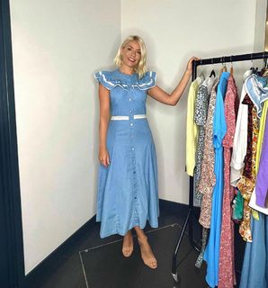 Holly Willoughby feet photo thumbnail