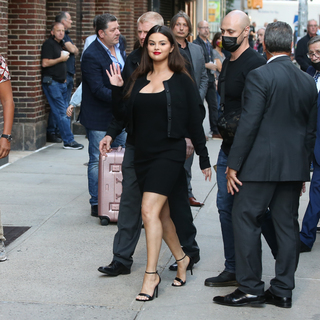 Selena Gomez feet photo thumbnail