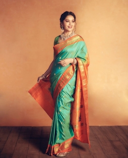 Madhuri Dixit feet photo thumbnail