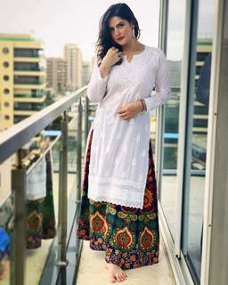 Zareen Khan feet photo thumbnail