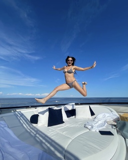 Demi Moore feet photo thumbnail