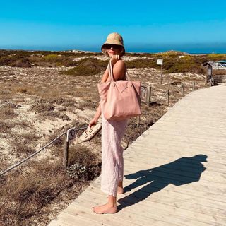 Alessia Marcuzzi feet photo thumbnail