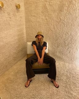 Alessia Marcuzzi feet photo thumbnail