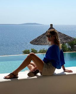 Alessia Marcuzzi feet photo thumbnail
