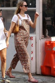 Jennifer Lawrence feet photo thumbnail