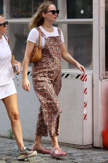 Jennifer Lawrence feet photo thumbnail