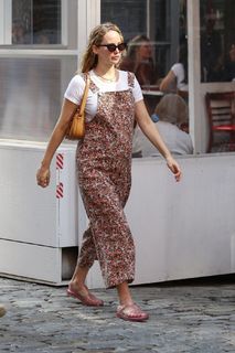 Jennifer Lawrence feet photo thumbnail
