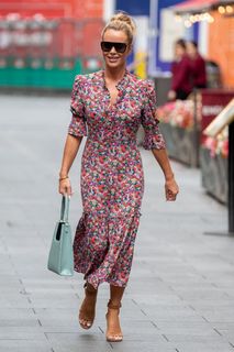 Amanda Holden feet photo thumbnail