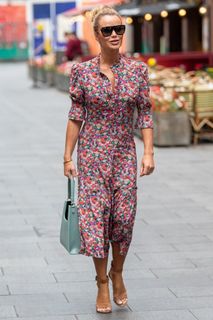 Amanda Holden feet photo thumbnail