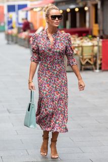 Amanda Holden feet photo thumbnail