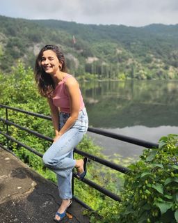 Alia Bhatt feet photo thumbnail