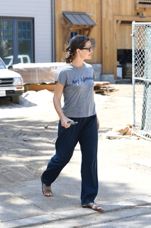 Jennifer Garner feet photo thumbnail