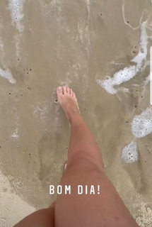 Larissa Manoela feet photo thumbnail