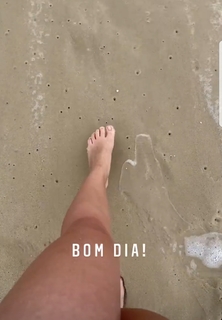 Larissa Manoela feet photo thumbnail