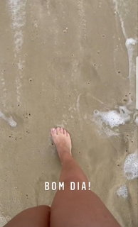 Larissa Manoela feet photo thumbnail