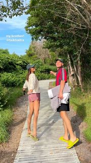 Kendall Jenner feet photo thumbnail