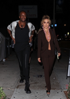 Rita Ora feet photo thumbnail