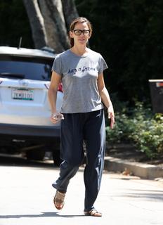 Jennifer Garner feet photo thumbnail
