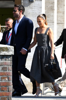 Jennifer Lopez feet photo thumbnail