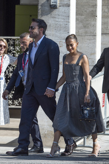 Jennifer Lopez feet photo thumbnail