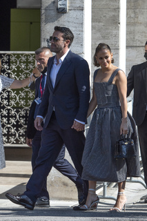 Jennifer Lopez feet photo thumbnail