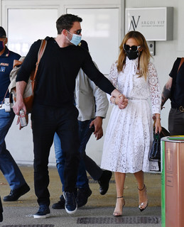 Jennifer Lopez feet photo thumbnail