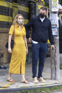 Jennifer Lawrence feet photo thumbnail