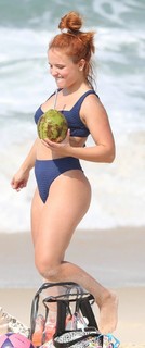 Larissa Manoela feet photo thumbnail