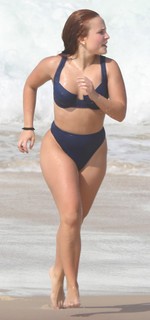 Larissa Manoela feet photo thumbnail