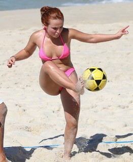 Larissa Manoela feet photo thumbnail