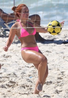 Larissa Manoela feet photo thumbnail