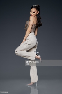 Ariana Grande feet photo thumbnail