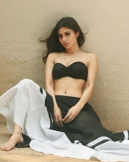 Mouni Roy feet photo thumbnail