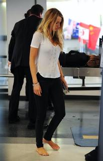 Blake Lively feet photo thumbnail