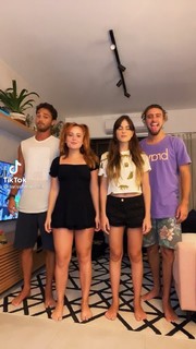 Larissa Manoela feet photo thumbnail