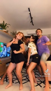 Larissa Manoela feet photo thumbnail